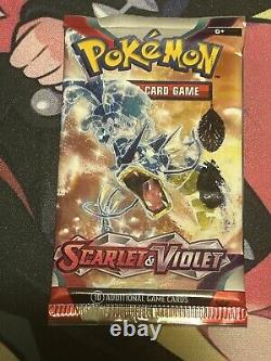 Erreur d'impression de la pochette de booster Pokémon Scarlet & Violet avec empreinte digitale de Gyarados