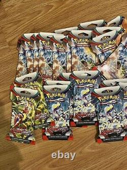 Lot de 36 paquets de boosters protégés Scarlet & Violet pour le jeu Pokémon.